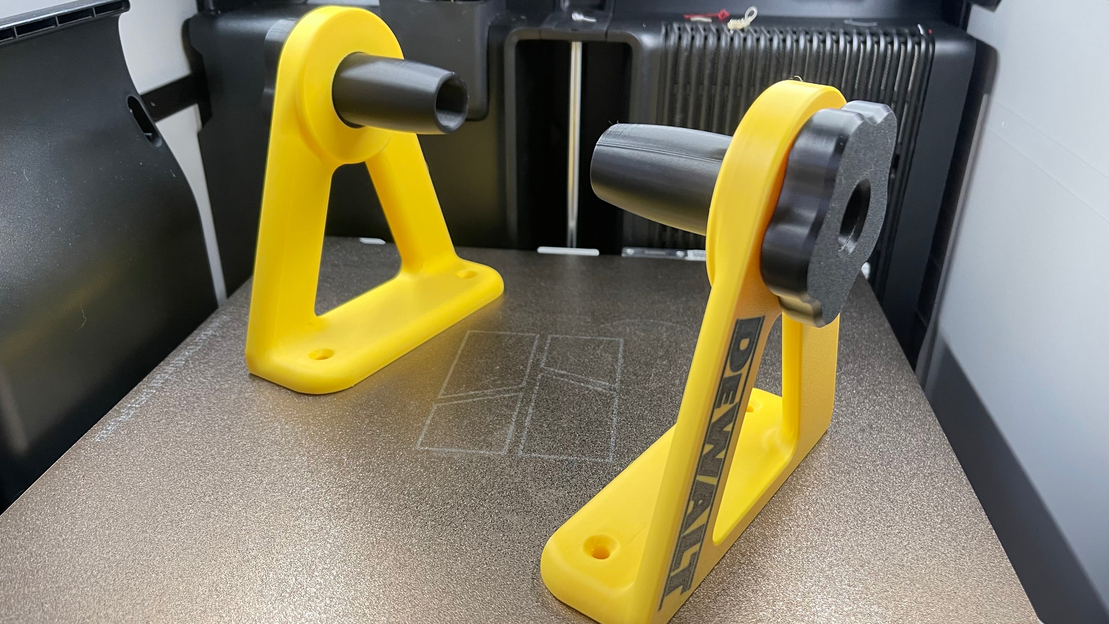 Support mural essuie tout, Logo DEWALT, Towel Holder - Création unique